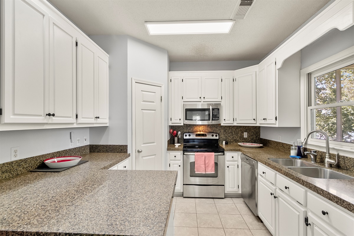 Fully Furnished Kitchen l Crockpot l Ice Maker l Coffee Bar l Blender l Water Filter l Spices