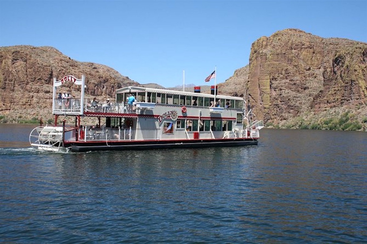 Dolly Steamboat on Canyon Lake