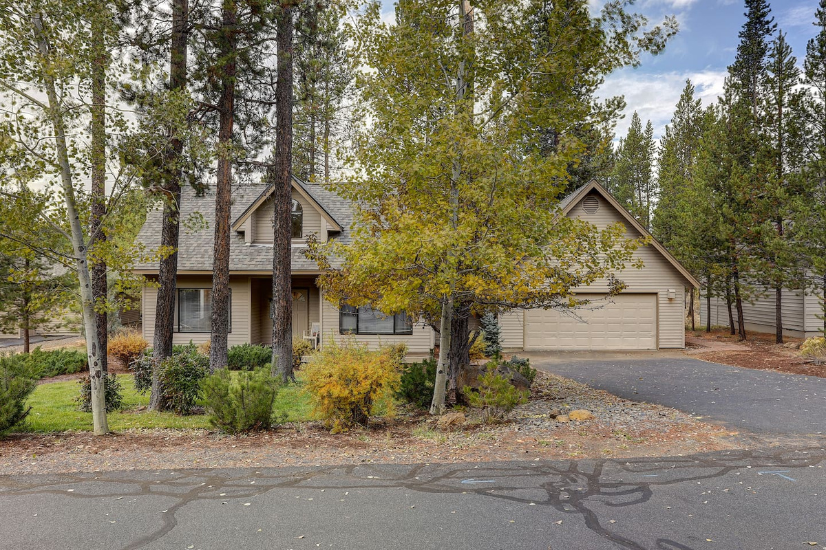 Plenty of parking in the driveway for up to 4 cars (2 x 2). 