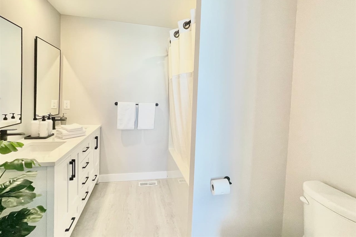 Master bedroom ensuite-with soaker bathtub and Jack and Jill sinks Fresh towels, hand towels and face cloths. Stocked with hand soap, shampoo conditioner and body wash
