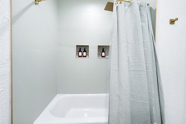 🚿 Renovated tub/shower combo with rainfall head + luxe finishes