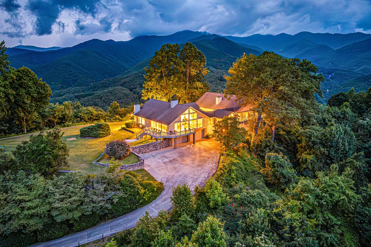 Exterior Retreat: Majestic mountain views from this stunning home, perfect for your unforgettable getaway!