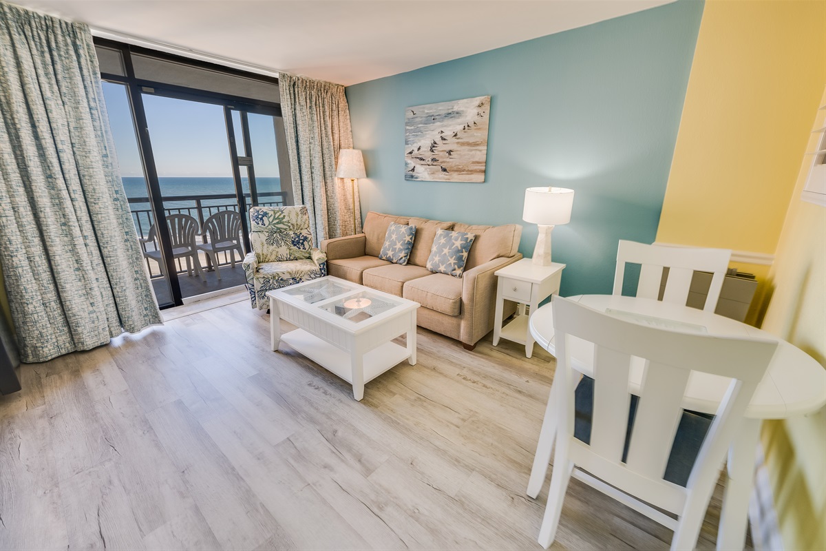Living Room with Stunning Views🌊☀️