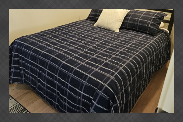 Downstairs bedroom: Full-size bed