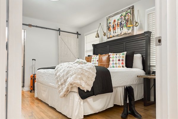 A bedroom that nods to Oaklawn — Hot Springs Breakaway