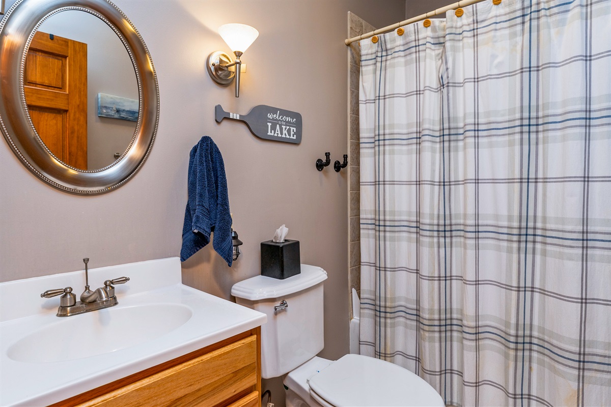 Main floor full bathroom with tub/shower combo