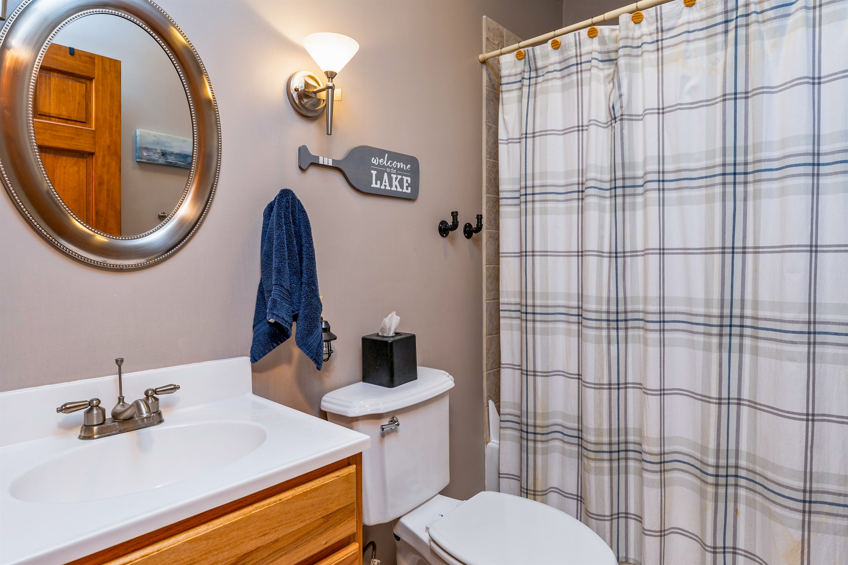 Main floor full bathroom with tub/shower combo