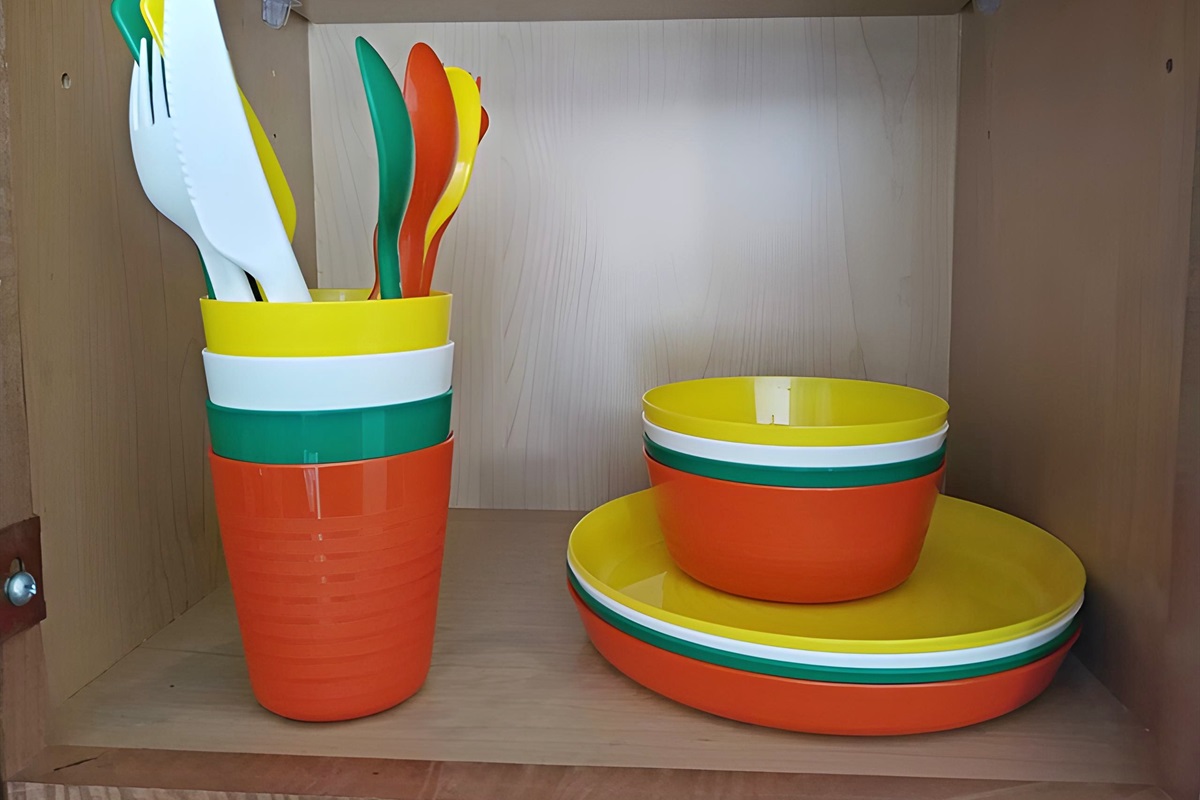 And there's a full set of baby plates, glasses, and cutlery. Please do not put these in the microwave!