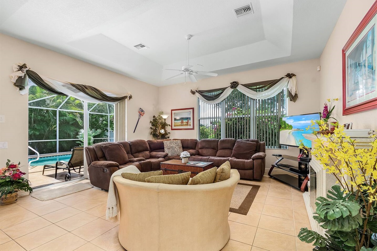 Villa Rosa - Comfy family room with access to the lanai 
