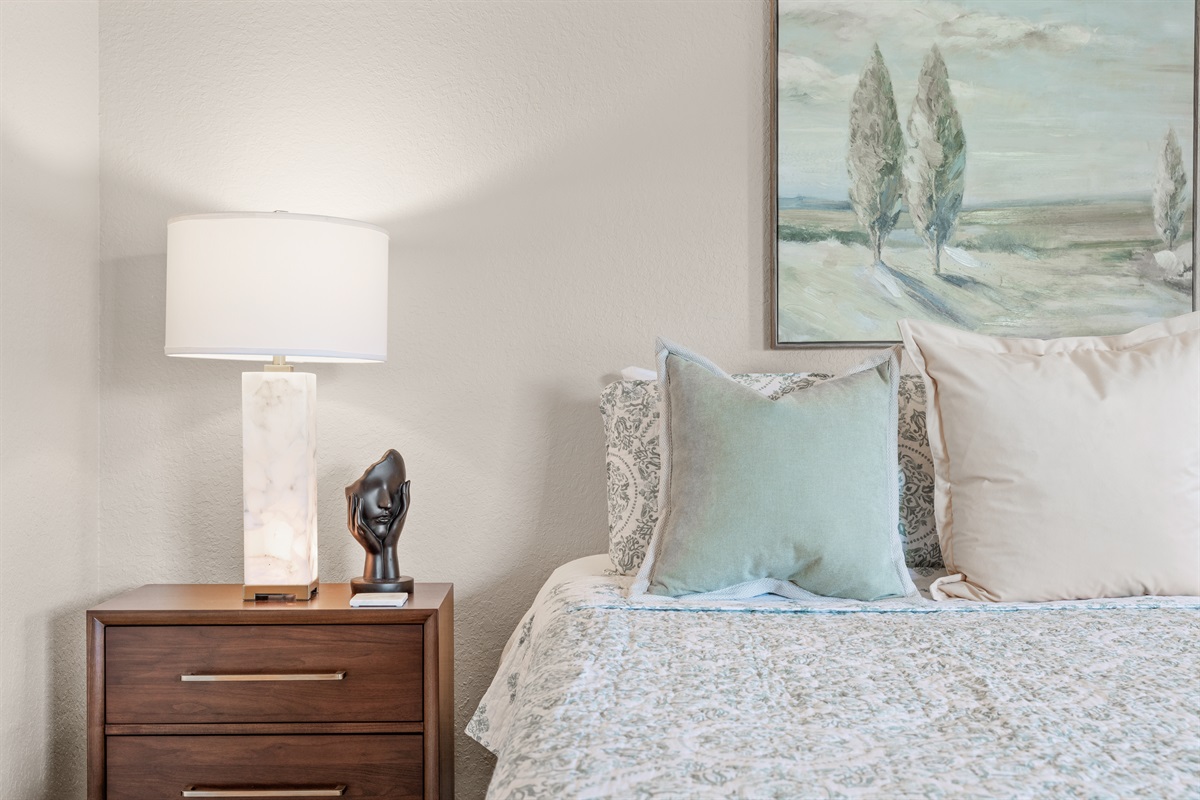 💡 Soft alabaster base lamps give the room a spa-like glow at night—an inviting sanctuary after a long day of shows or sightseeing.