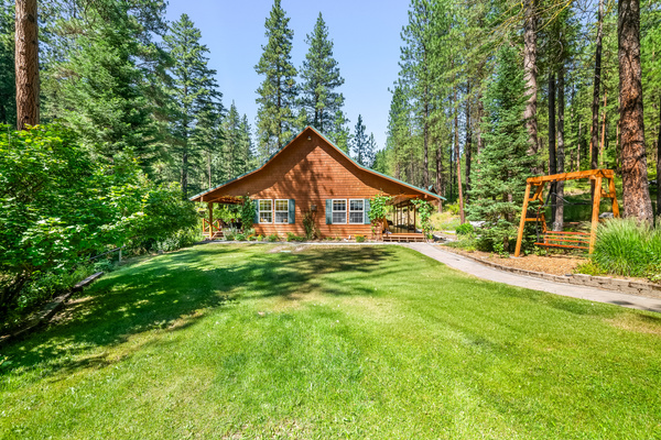 Perfect cabin in the woods sitting on over an acre bounded by a creek