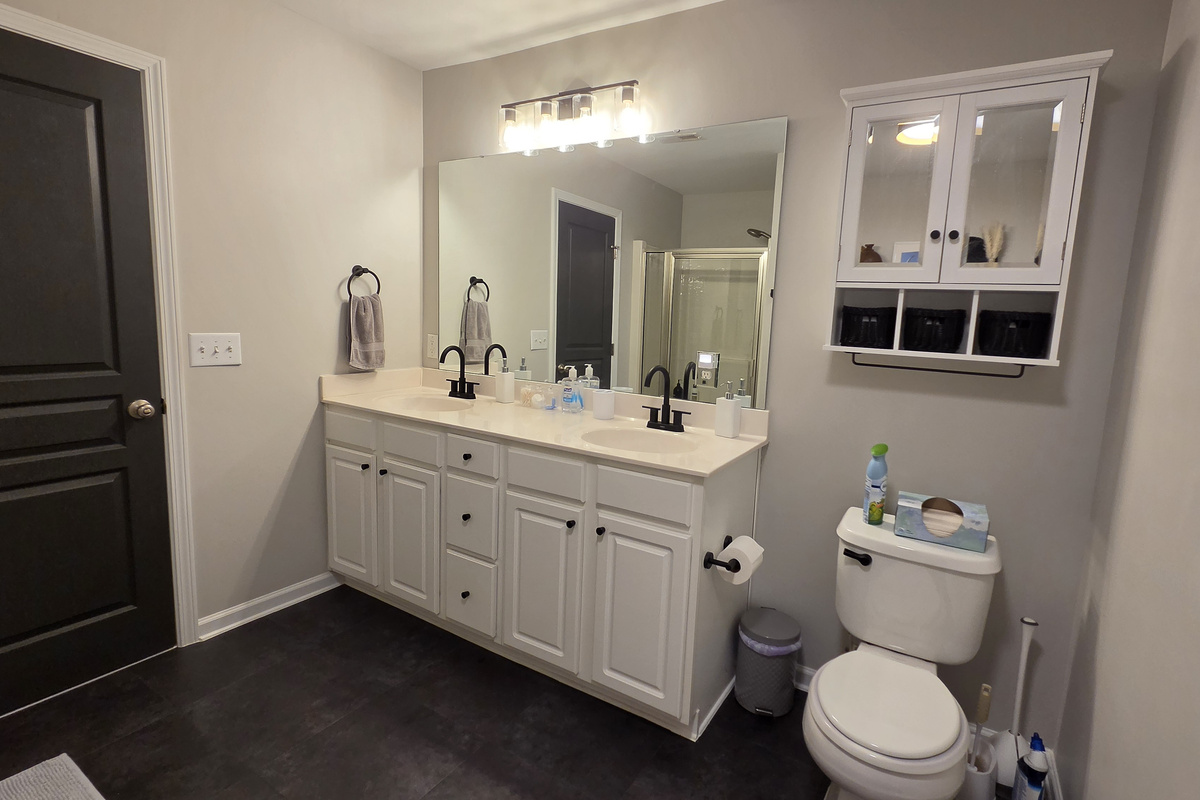 Main Bathroom with shower and tub