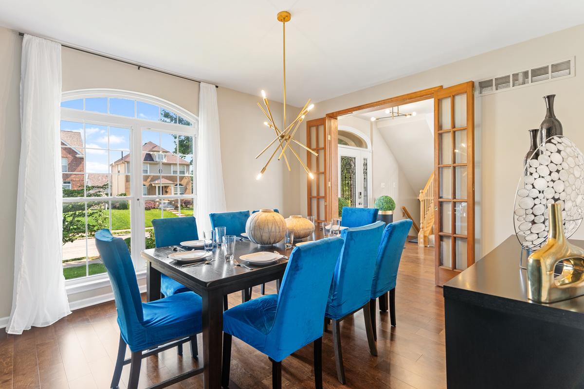 Gather around the table and enjoy a meal together, there&rsquo;s comfortable seating for all 10 guests to dine, laugh, and make memories.