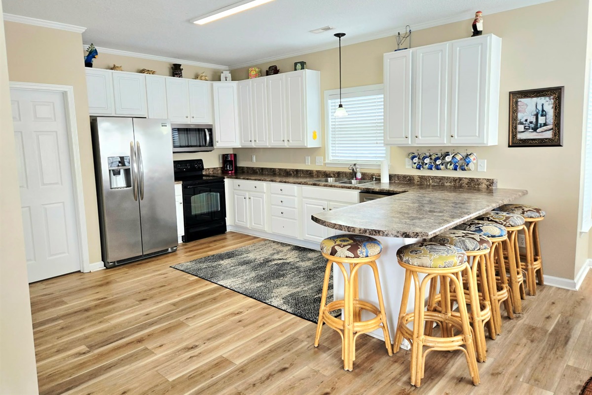 Spacious Kitchen w/ Peninsula