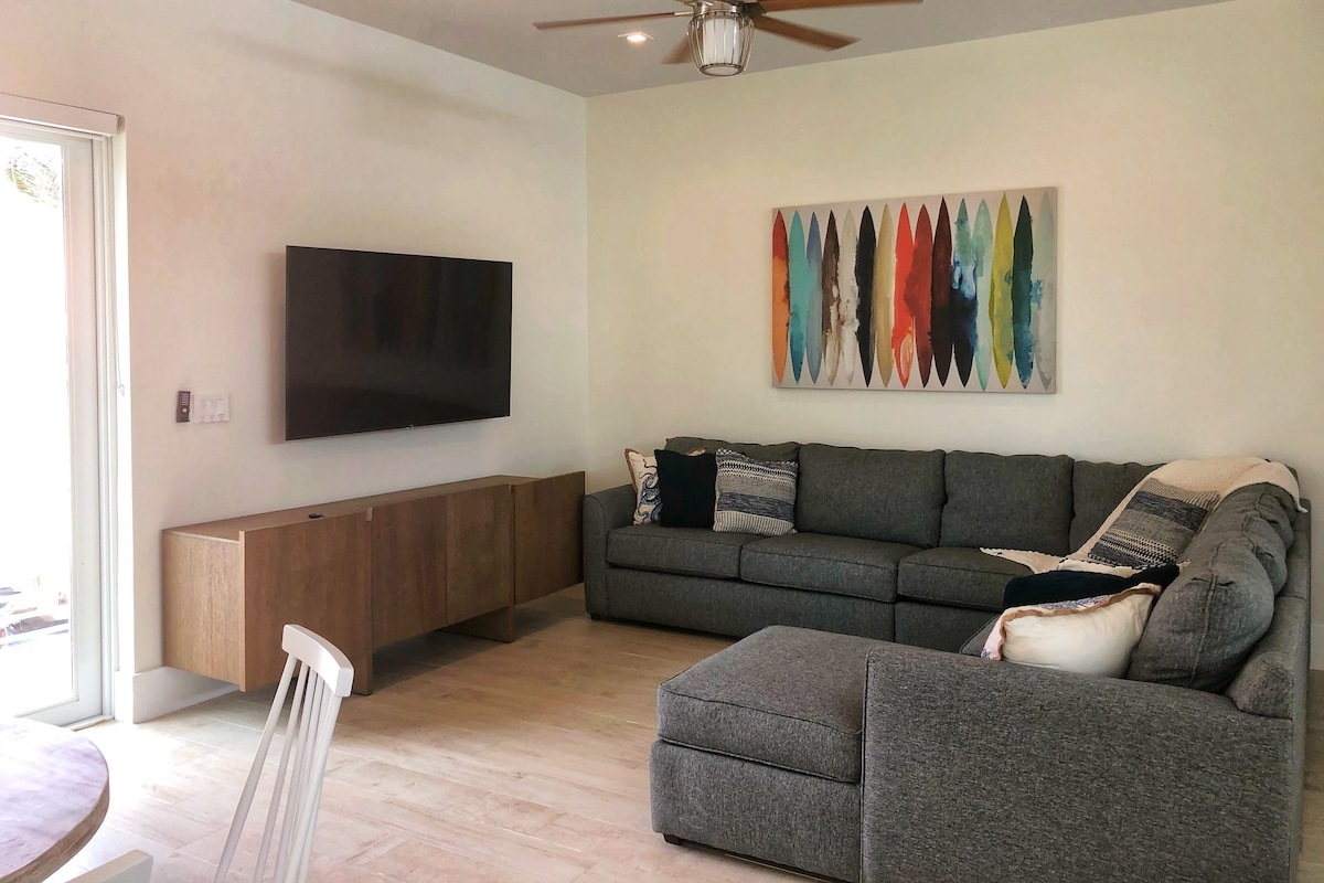 Comfortable Living Room Seating~ T.V. With Comcast Cable