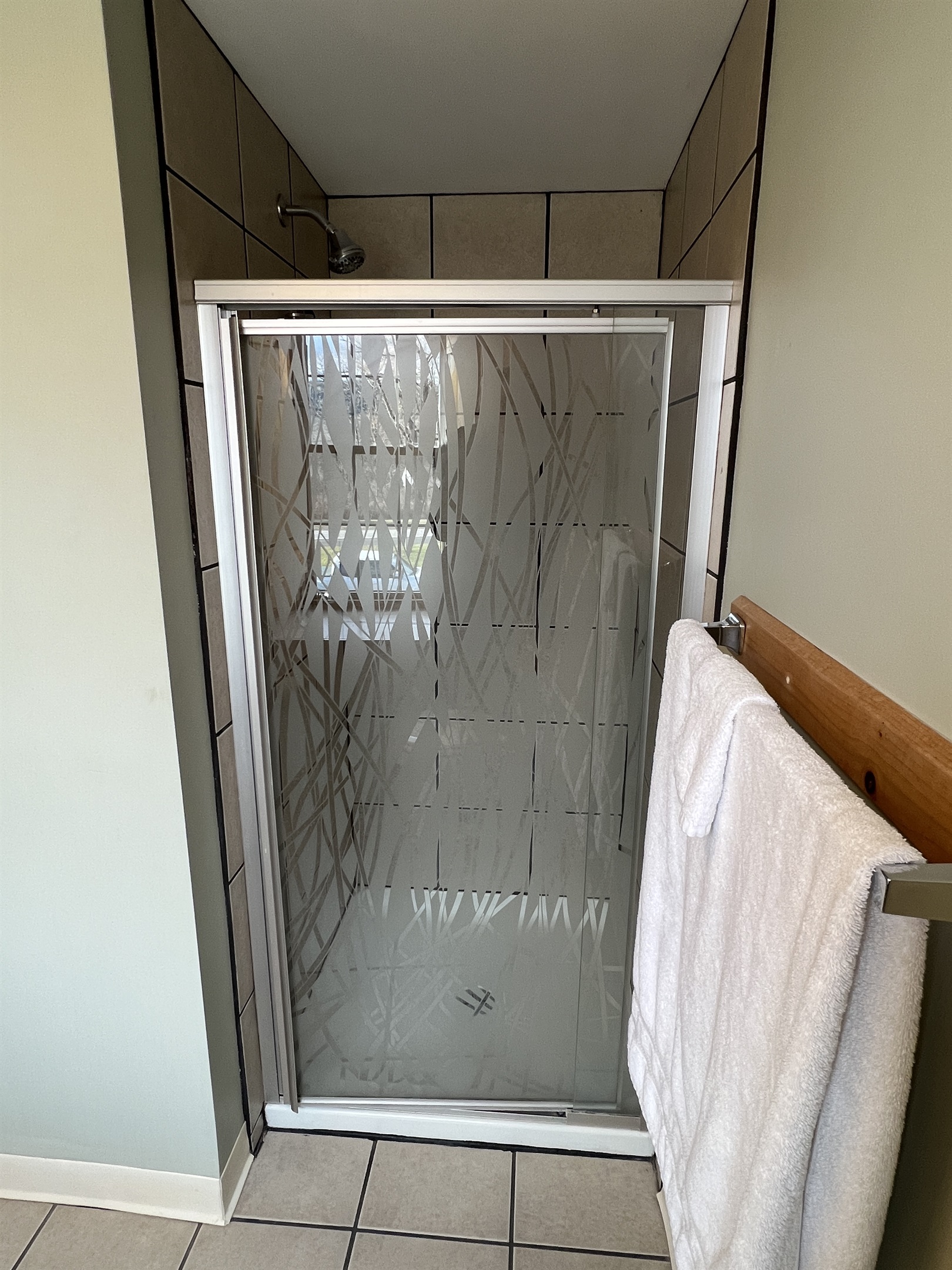 Queen #1 ensuite bath with shower