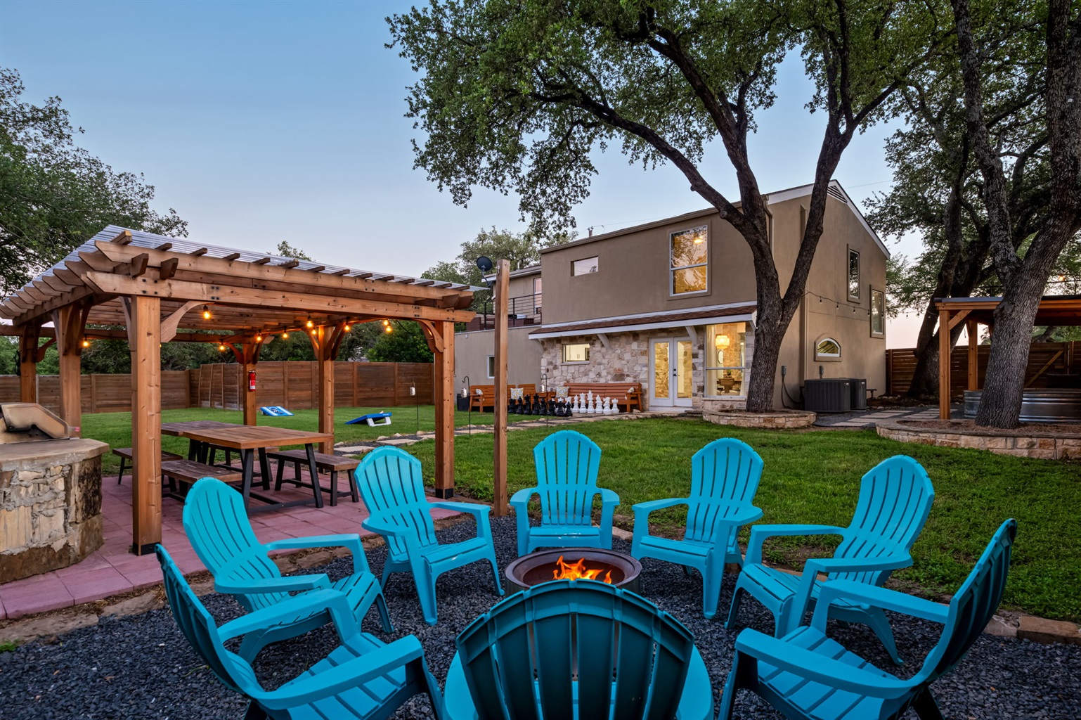 Gather around the fire as the evening settles in, with glowing string lights, open skies, and plenty of space to connect. From outdoor dinners to late-night laughs, this backyard was made for memorable stays.