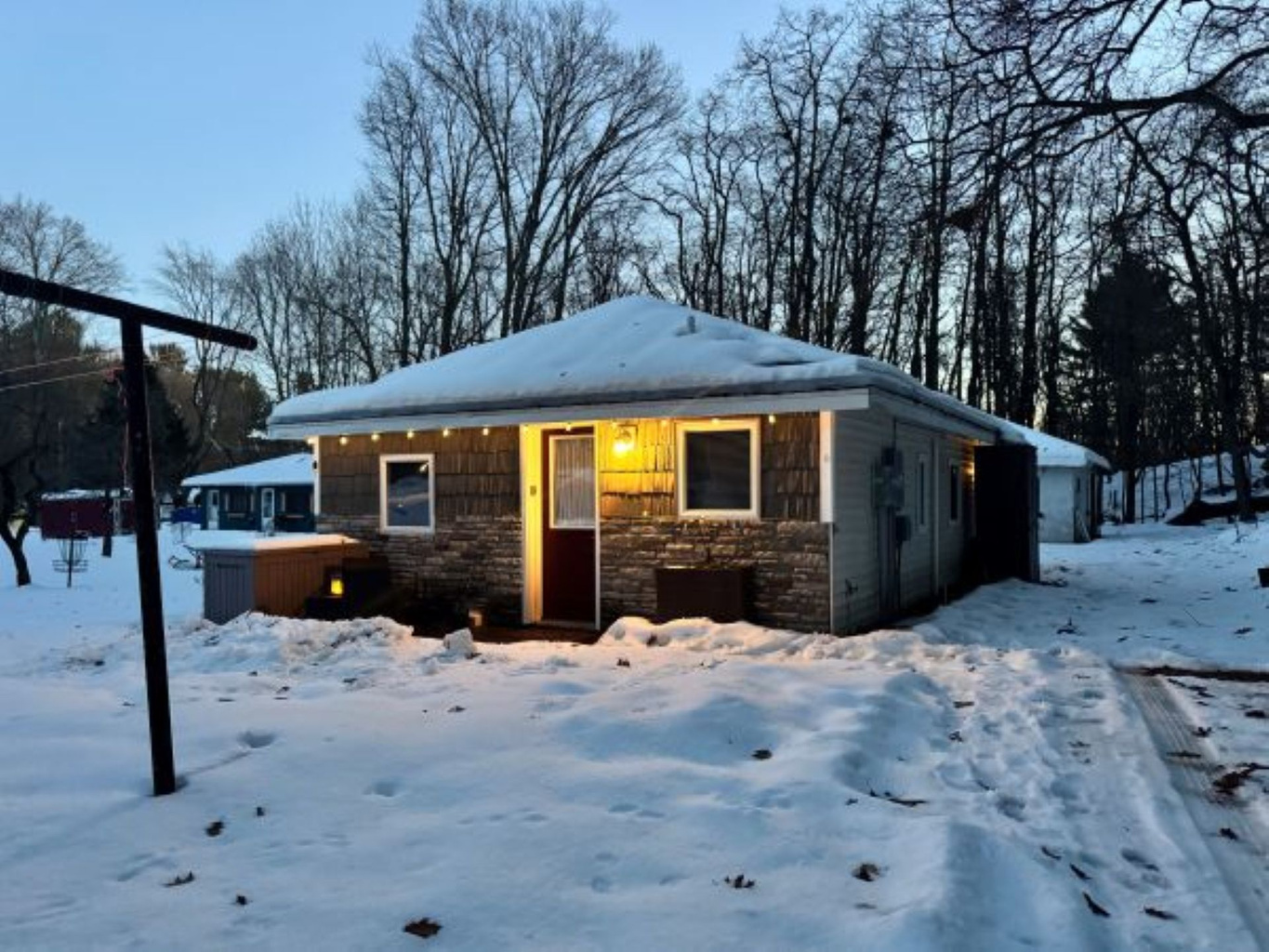 Step into The Duet Cottage and make the most of winter. Snowy days, cozy stays, and laid-back lake living.