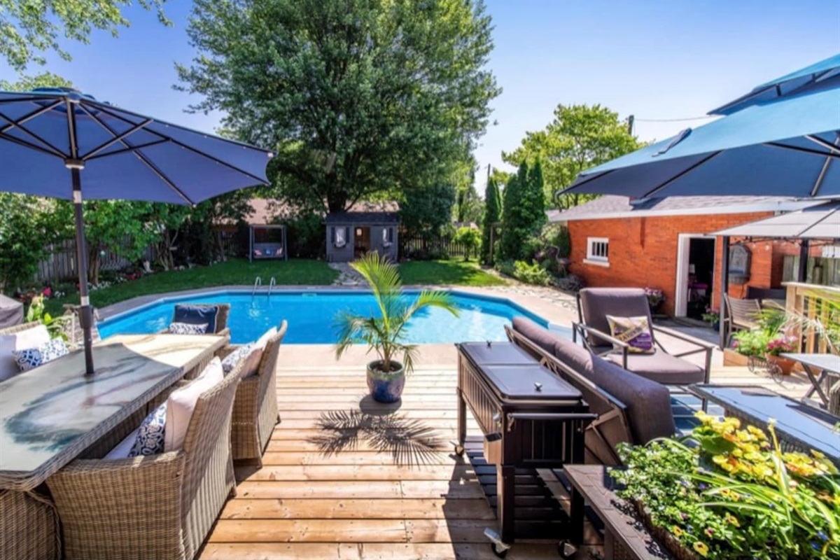 Spacious Relaxing Backyard With Pool