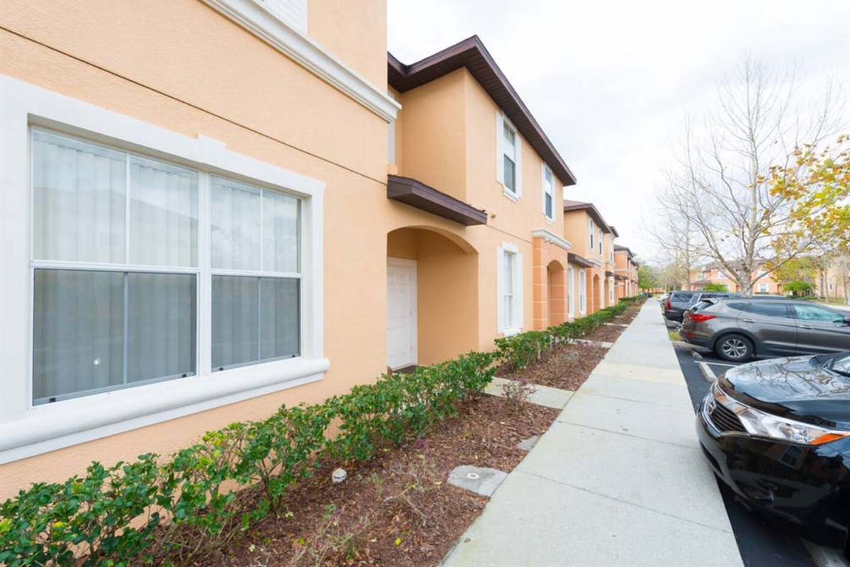 You can walk 2 minutes following the path, to arrive at the clubhouse and the pool