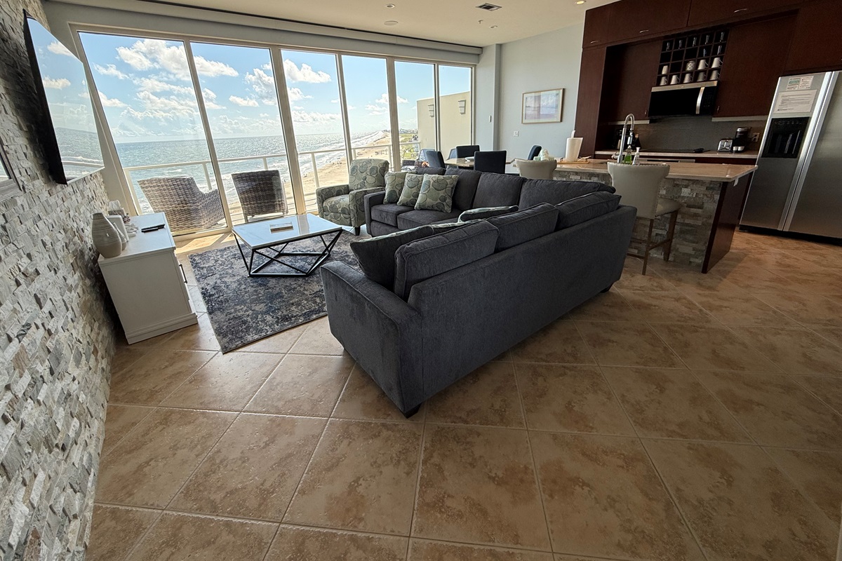 Oversized 200 sq ft living with a view