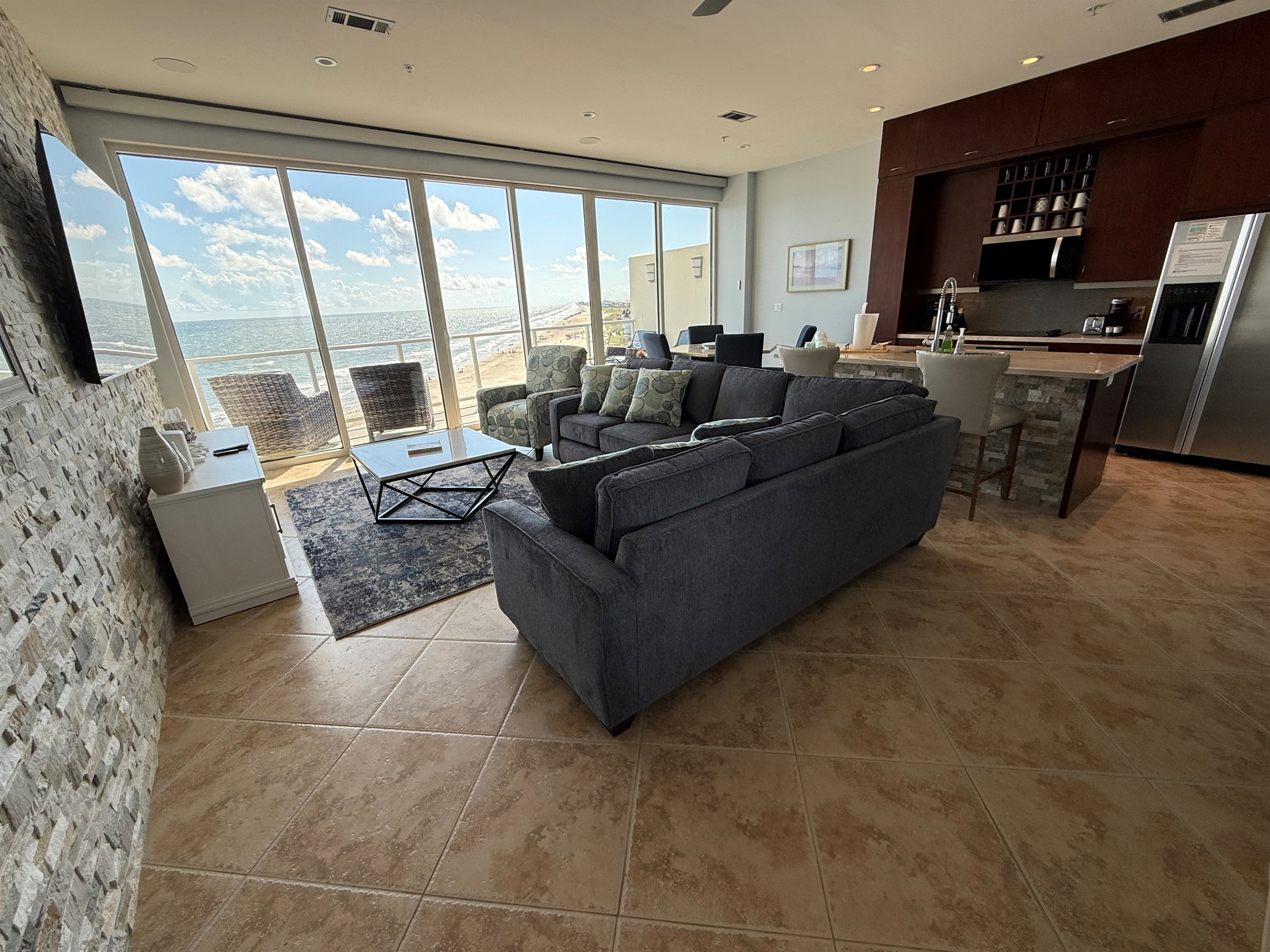 Oversized 200 sq ft living with a view