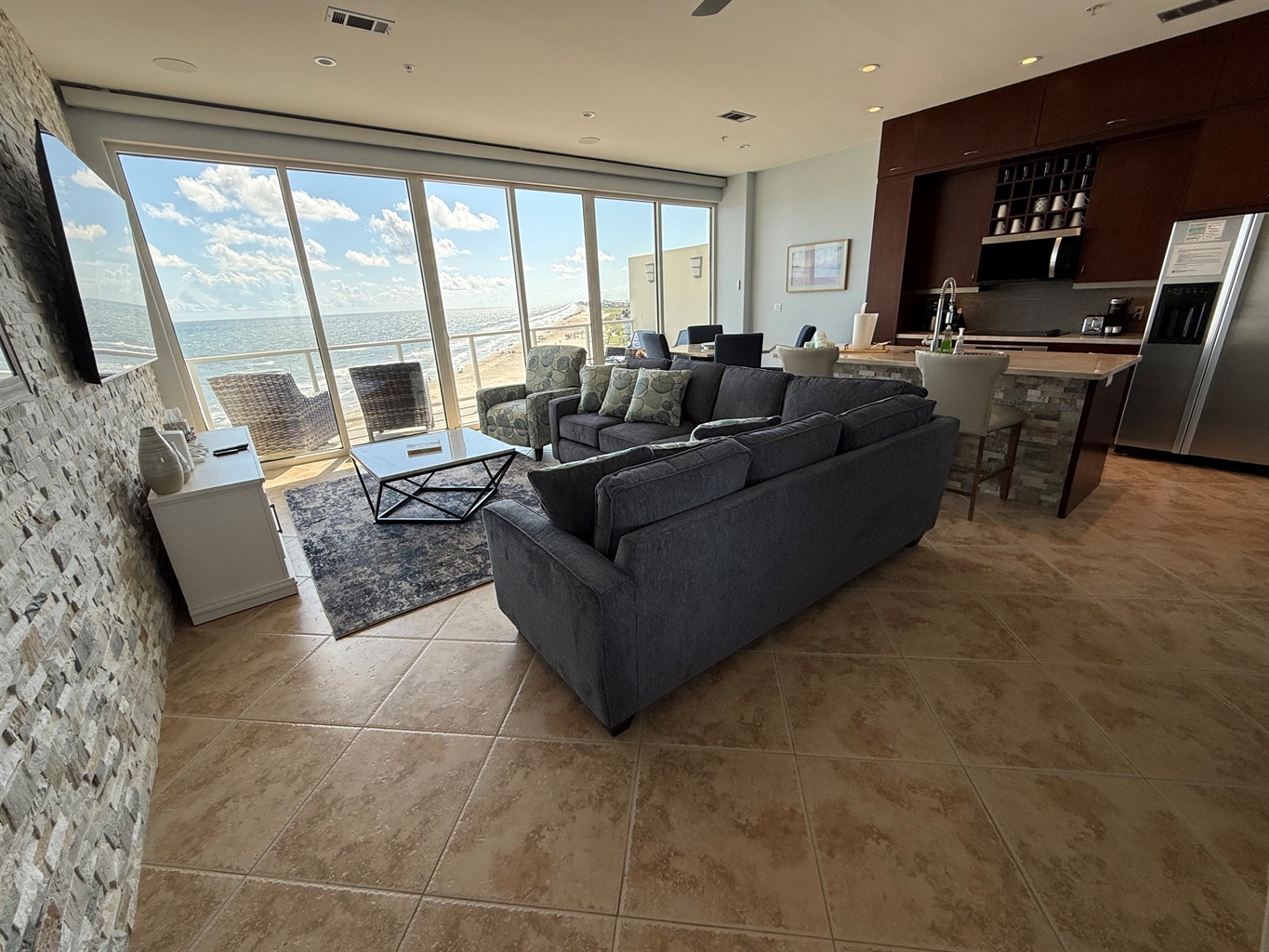 Oversized 200 sq ft living with a view