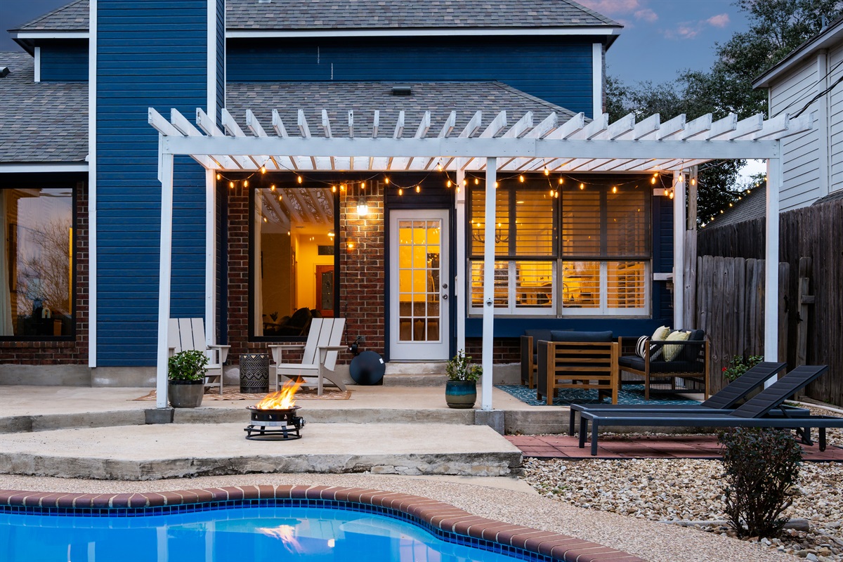 Backyard chill spot with fire pit and comfy seatings.