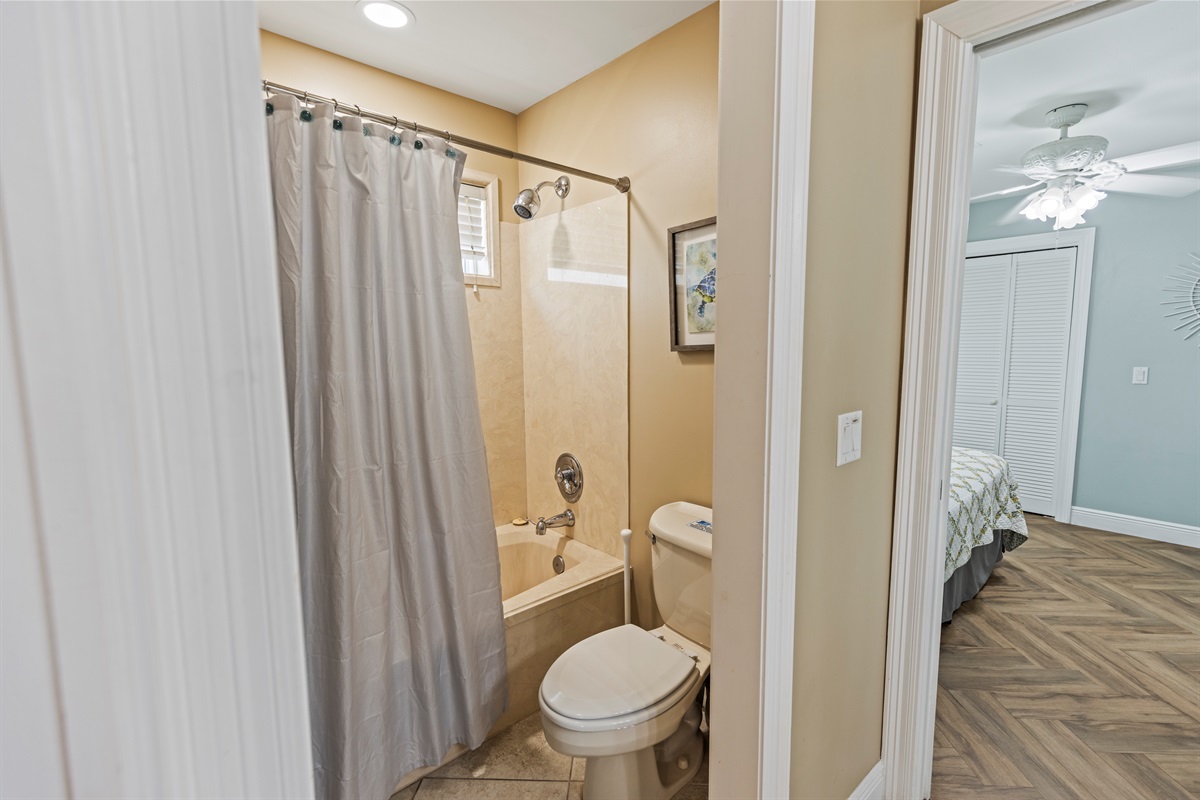 Jack and Jill Bathroom (1st Floor)