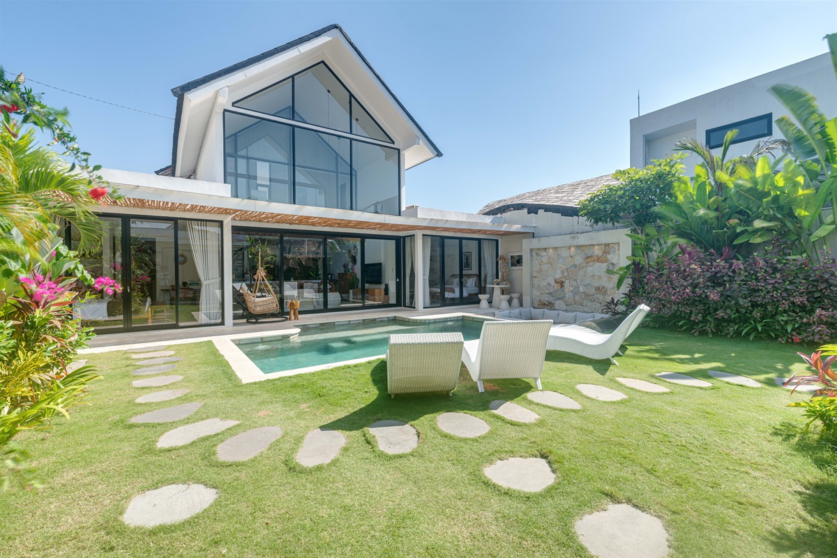 Garden with pool