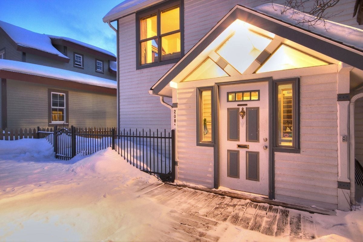 Entrance and Fenced Yard