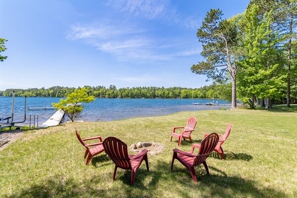 Lakeside firepit. We supply the wood so no need to bring your own!