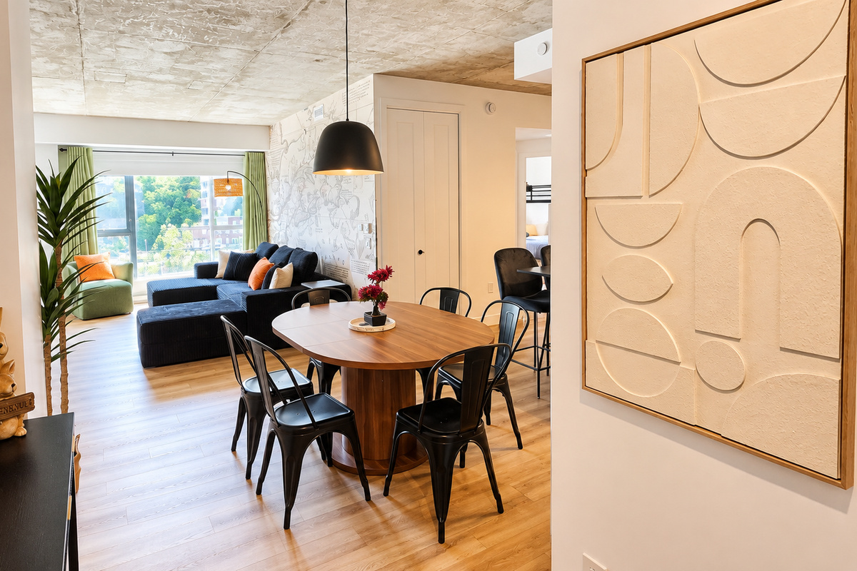 Dining room that sit comfortably 6 persons + the kitchen counter available !