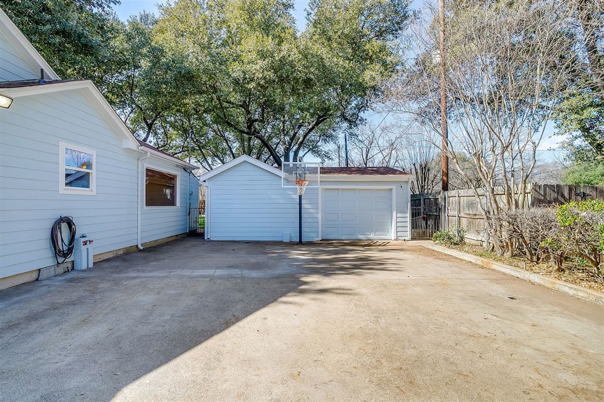 Driveway basketball hoop for casual recreation