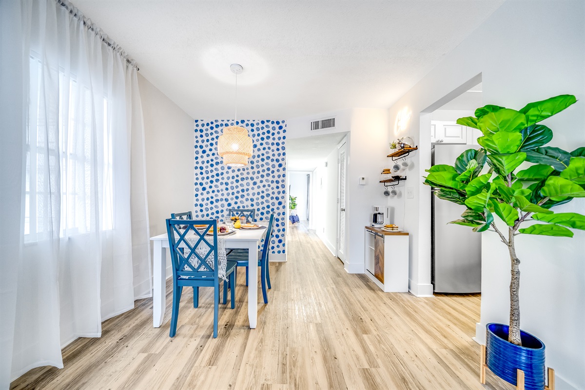 Dining area with 4 chairs