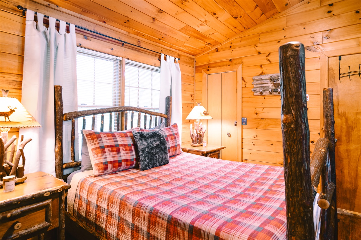 Master - Rustic log queen bed with memory foam mattress and pillows