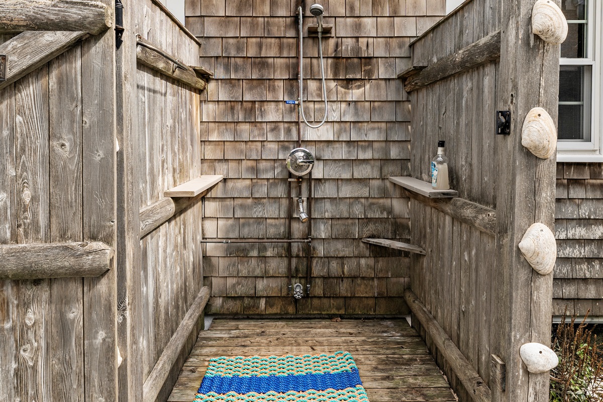 And don't worry—an outdoor shower has never been forgotten! It’s the perfect touch for a day in the sun.