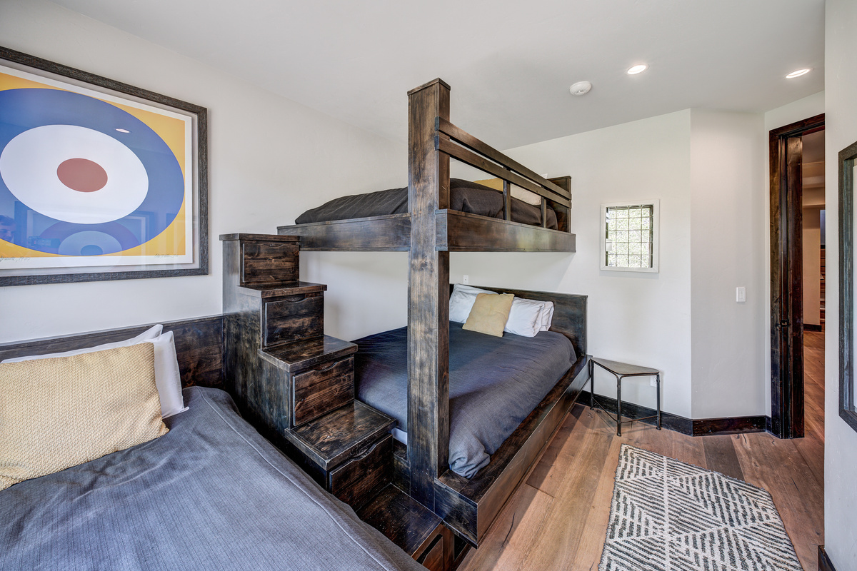 Bedroom #4 with Queen Bed, Full Bed on top, and twin bed.