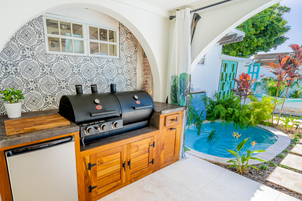 Why choose, when you can have slow charcoal bbq, or efficient gas, all with a fridge so you can relax in Dorado, Puerto Rico.