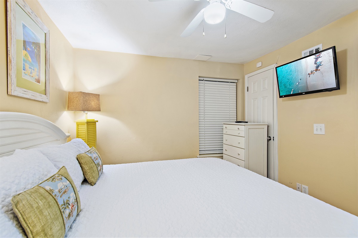  (Level 1): King bed, Smart TV, Private Bathroom with Walk Shower/Tub Combo (Sleeps 2)
