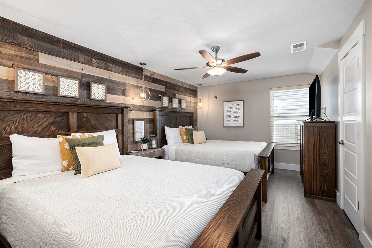 Lower Level 2 Queen Bedroom w/attached full bathroom