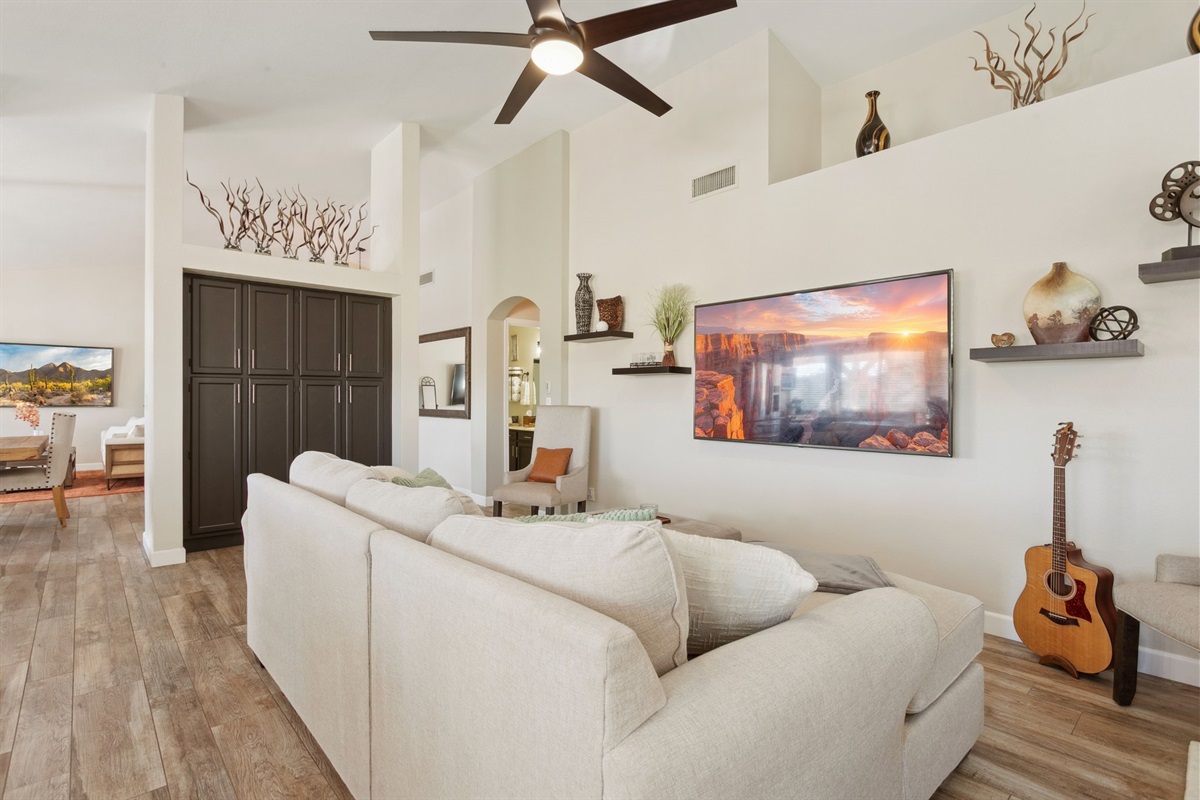 Lakefront Oasis w/ Pool & Hot Tub · Garden Lakes | 3 Bed 2 Bath — Lakefront Oasis w/ Pool & Hot Tub | 3b • 2bth, Avondale, Arizona — photo 15