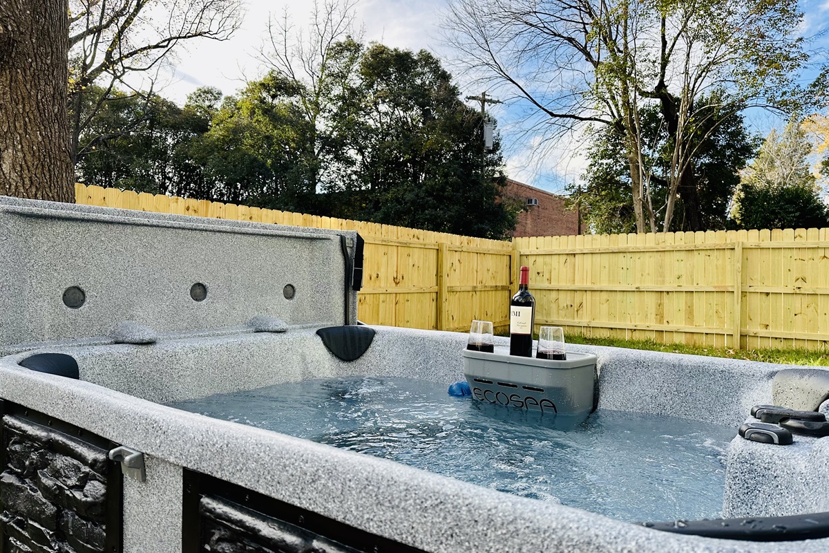 The hot tub is perfect for sunny days, sunsets, starry nights, light sprinkles ... and who are we kidding?! It's always perfect. Ready for your queen city getaway?