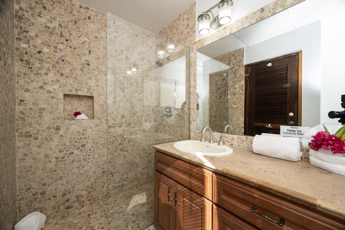 Large ensuite bathroom