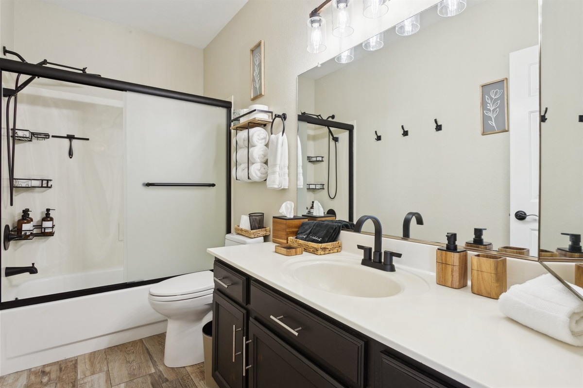 Lakefront Oasis w/ Pool & Hot Tub · Garden Lakes | 3 Bed 2 Bath — Lakefront Oasis w/ Pool & Hot Tub | 3b • 2bth, Avondale, Arizona — photo 32