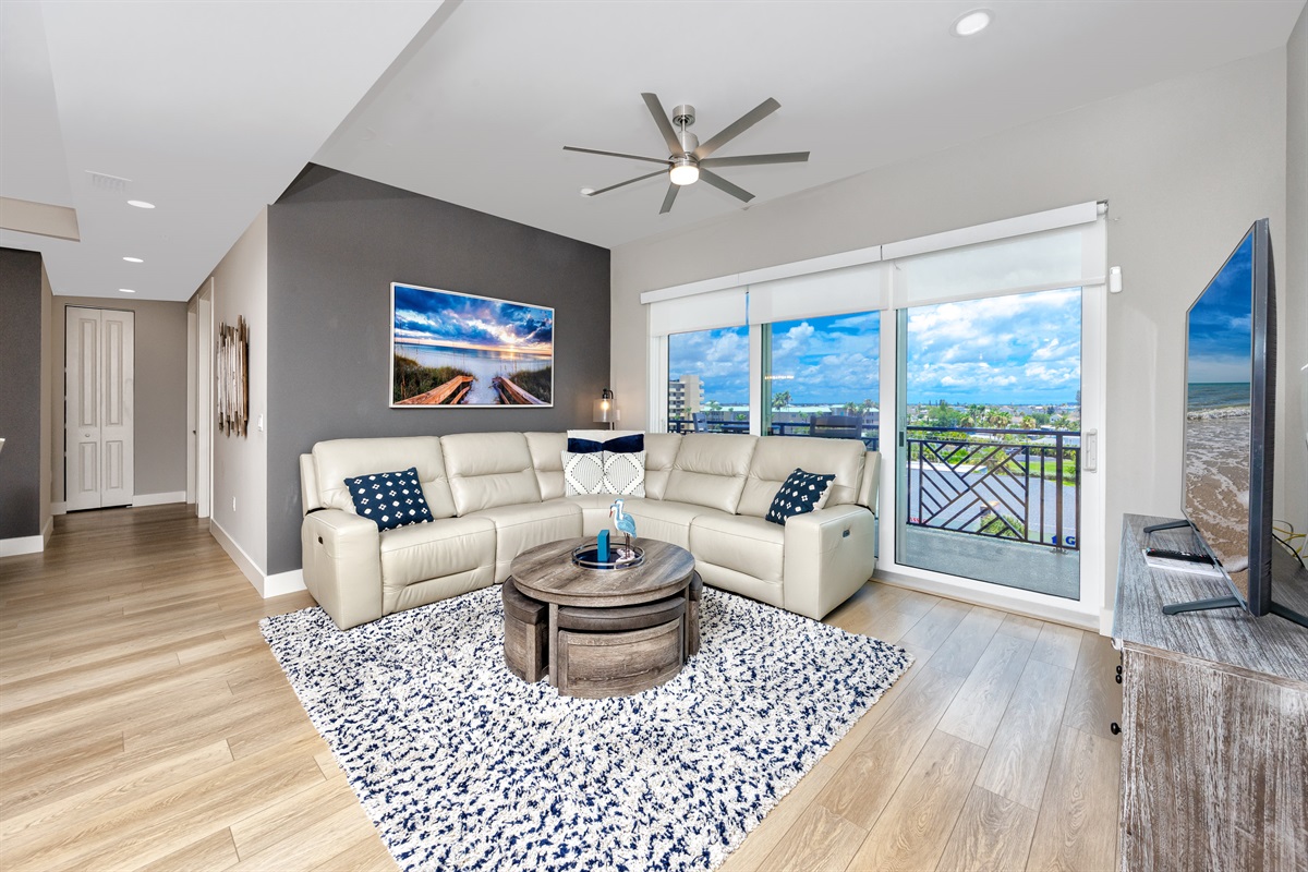 Beautiful & Well Designed Livingroom