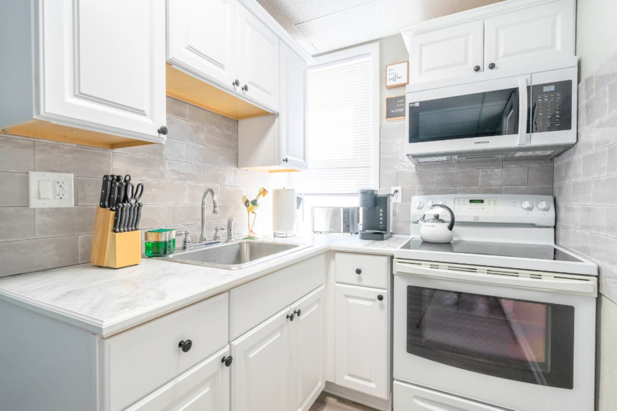 Clean, fully equipped kitchen with modern appliances, ample counter space, and bright cabinetry. Ideal for preparing simple meals, morning coffee, or beach snacks, with everything arranged for easy, comfortable use during your stay.