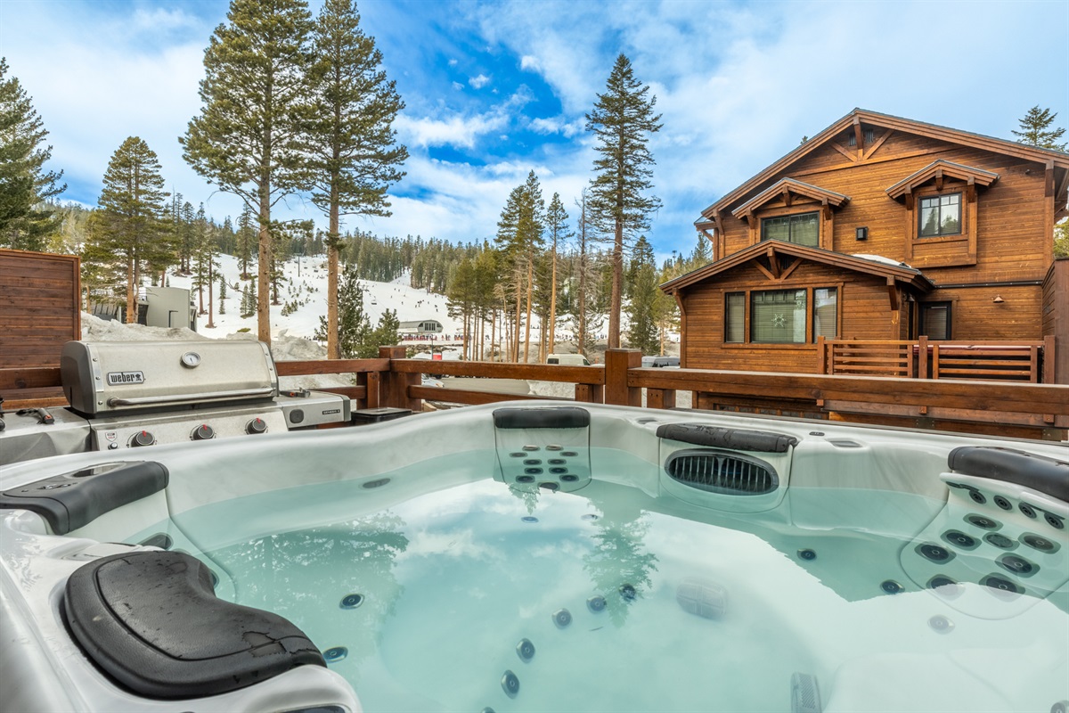 With the Inbounds Combination, you can relax in Double Black’s (MS2) private hot tub with stellar Canyon views after a day on the mountain — your own alpine soak under the stars.