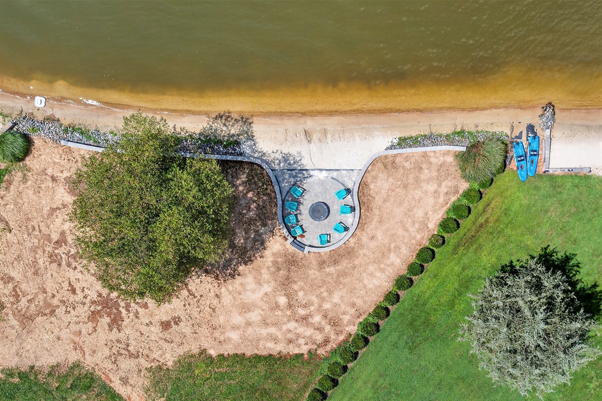 From every angle—whether lounging by the firepit or strolling along the private shoreline—you’re treated to sweeping, picture‑perfect views.