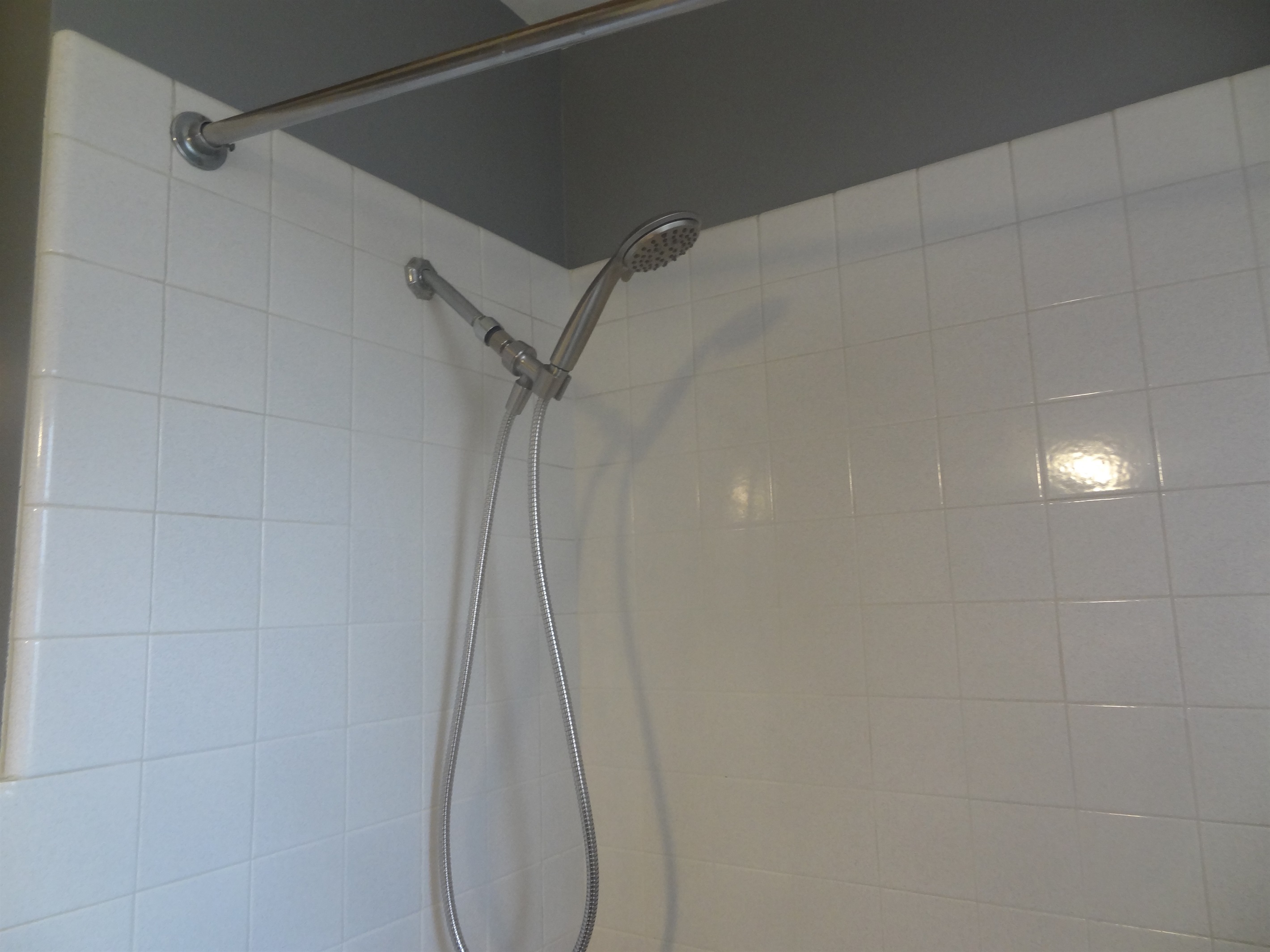 Full bathroom with shower/tub including handheld shower head